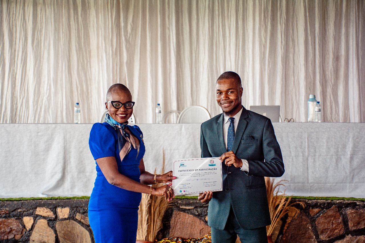 Entrega de Certicados Projecto Mulher que Levanta Outras Mulheres